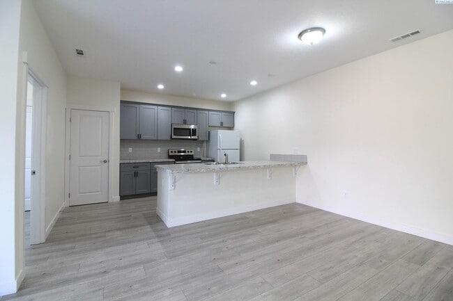 Building Photo - 3 Bed/2.5 Bath + Flex Room Townhouse in Ke...