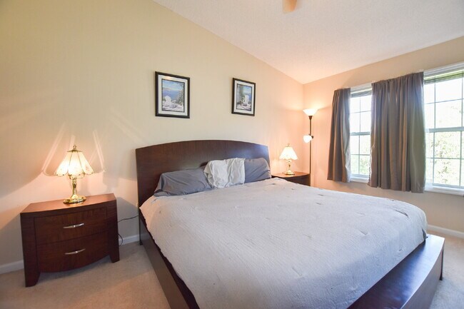 Foto del edificio - Spacious furnished two, bedroom, two bath Condo.