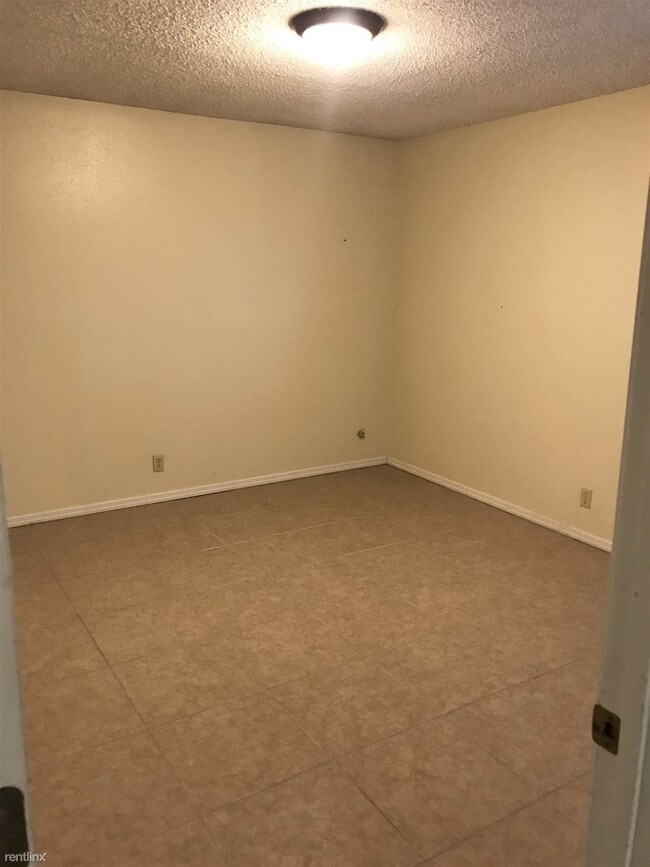 Building Photo - 2 br, 1 bath 4plex - 10535 Starcrest Dr 10535