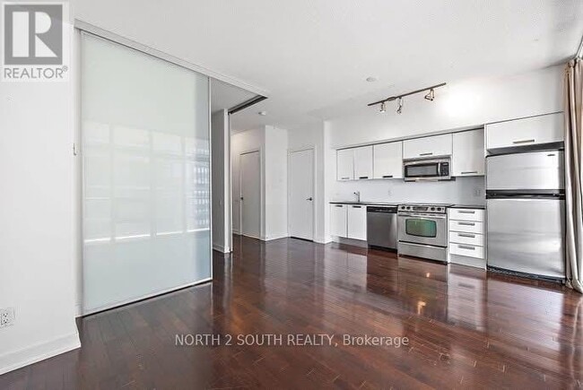 Building Photo - 33 Charles St E