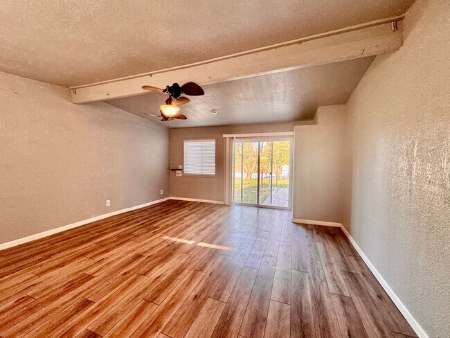 Foto del edificio - NOW AVAILABLE - 628 S FT STUDIO ON LARGE LOT