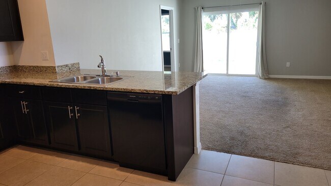 Foto del edificio - PENDING LEASE Annual UNfurnished newer 3/2...