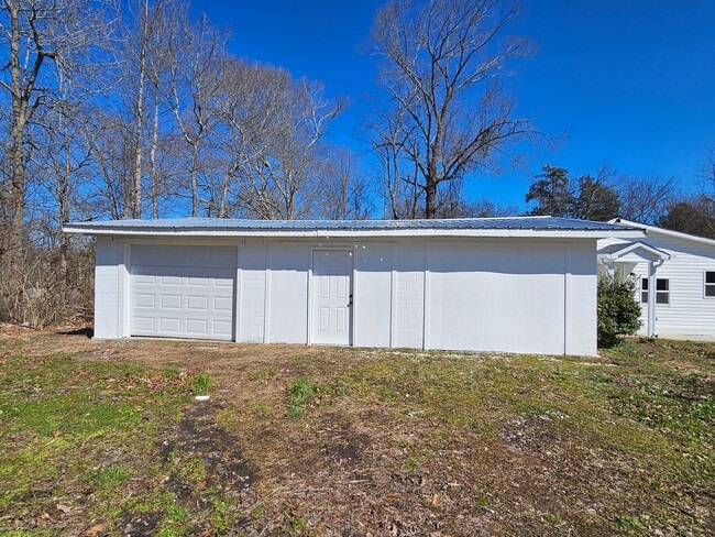 Building Photo - 2 Bedroom 2 bath home in Strawberry Plains/Knoxville with large garage, available Now!