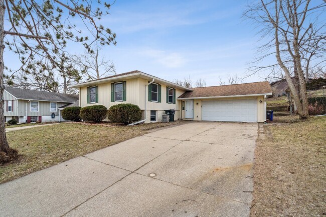 Building Photo - 3 Bedroom | 2 Bathroom Single Family Home ...
