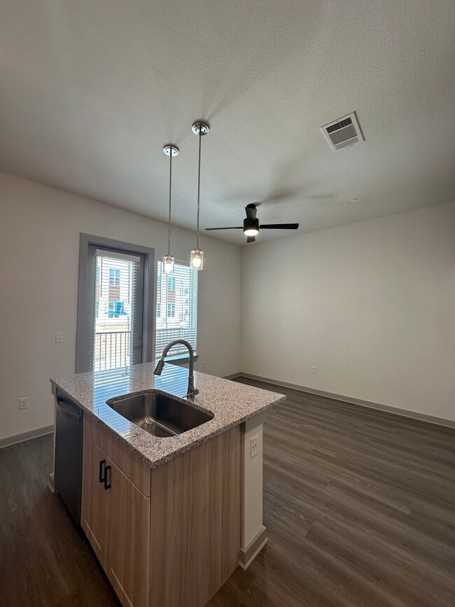 Building Photo - 5885 Calmont Ave