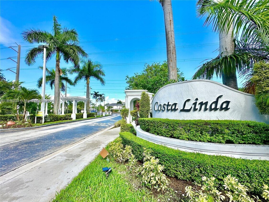 Foto principal - 5620 NW 107th Ave