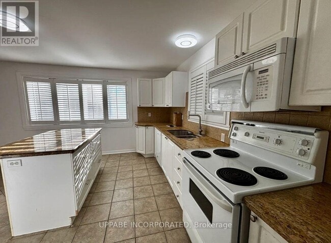 Building Photo - 225 Cobourg St