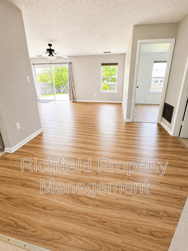 Foto del edificio - 1704 Crimson Ln