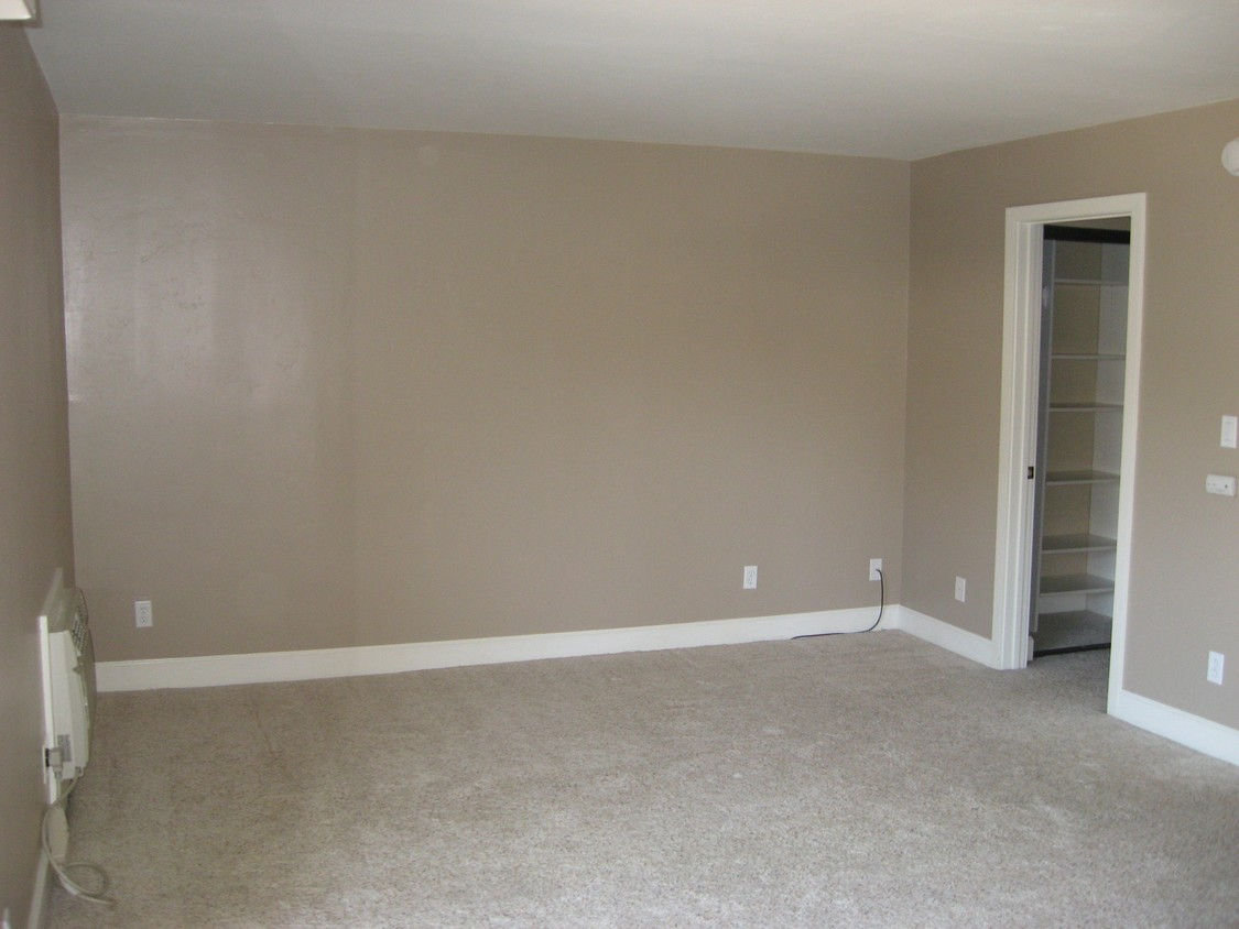 Primary Photo - 10982 Roebling Ave
