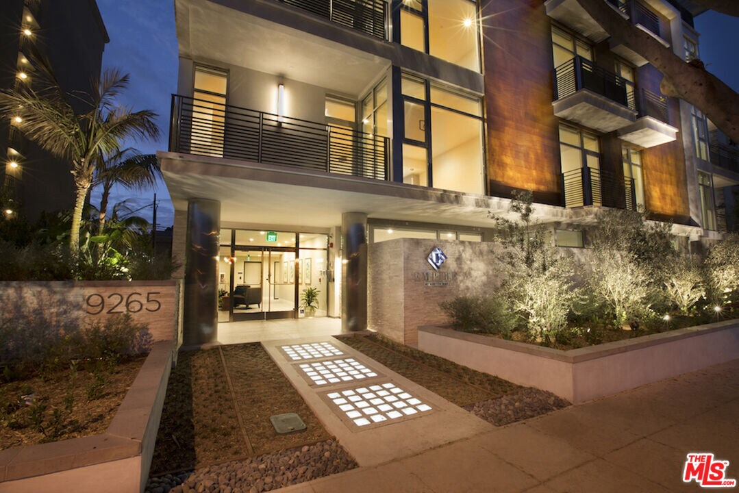 Foto principal - 9265 Burton Way