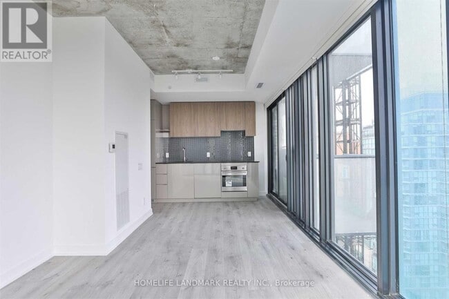 Building Photo - 161 Roehampton Ave