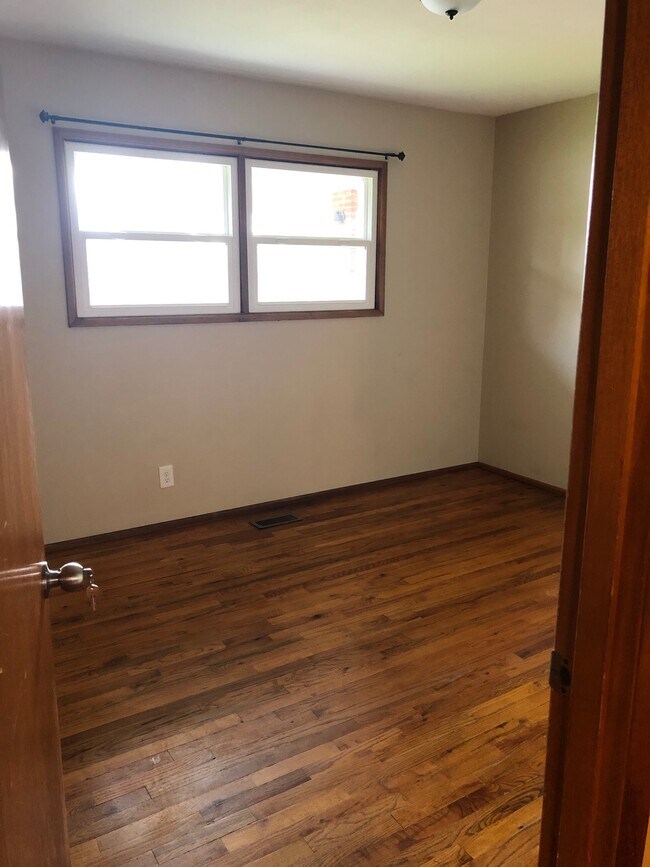 Dormitorio - 3712 Kauffman Ave