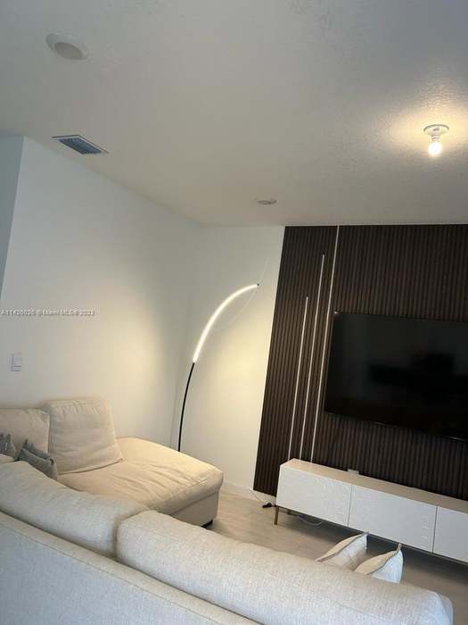 Foto del edificio - 754 SE 16th Ct