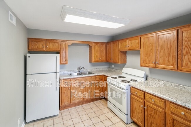 Building Photo - 621 Oneida St