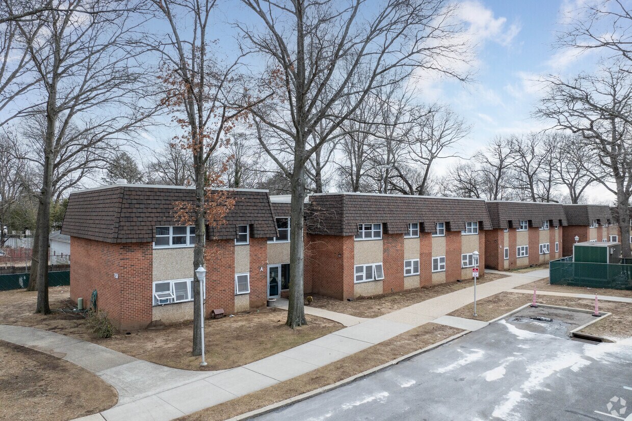 Building Photo - Meadowbrook Gardens