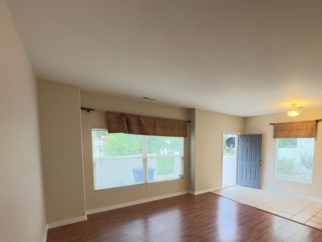 Foto del edificio - 3 bedroom 2.5 bath townhome with beautiful...