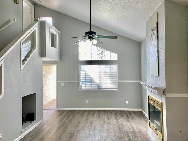 Building Photo - 3 br, 2 bath House - 5786 W Ellery Ave