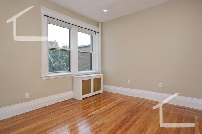 Building Photo - Large Fully Renovated Unit in Fenway, Heat...