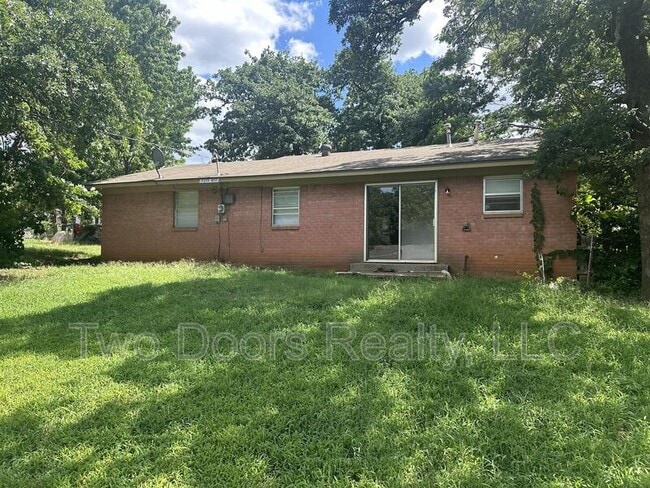 Photo - 2913 Gwendolyn Ln House