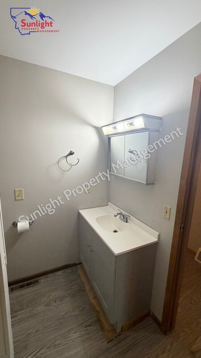 Foto del edificio - Spacious 2 Bedroom, 1 Bath Duplex with Garage and Laundry Room