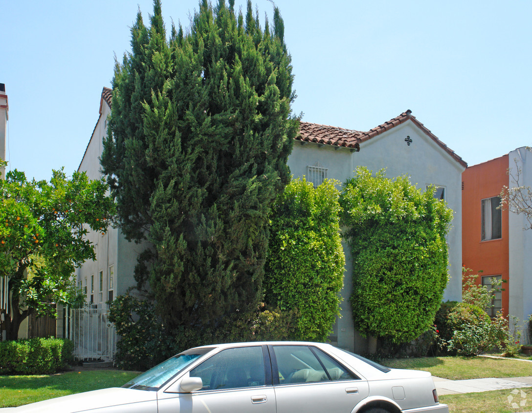Building Photo - 208 N La Peer Dr