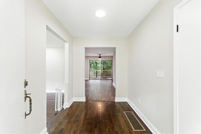 Building Photo - 893 Woodmere Dr NW
