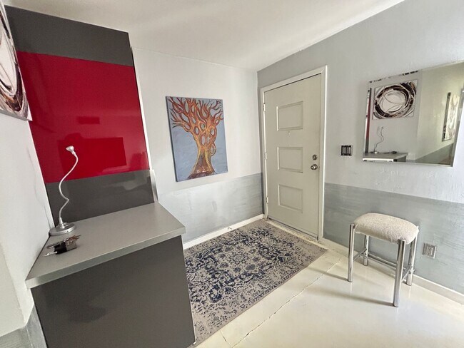 Foto del edificio - Stunning updated 2 Bedroom, 2 Bathroom, 2 car garage in heart of downtown Scottsdale