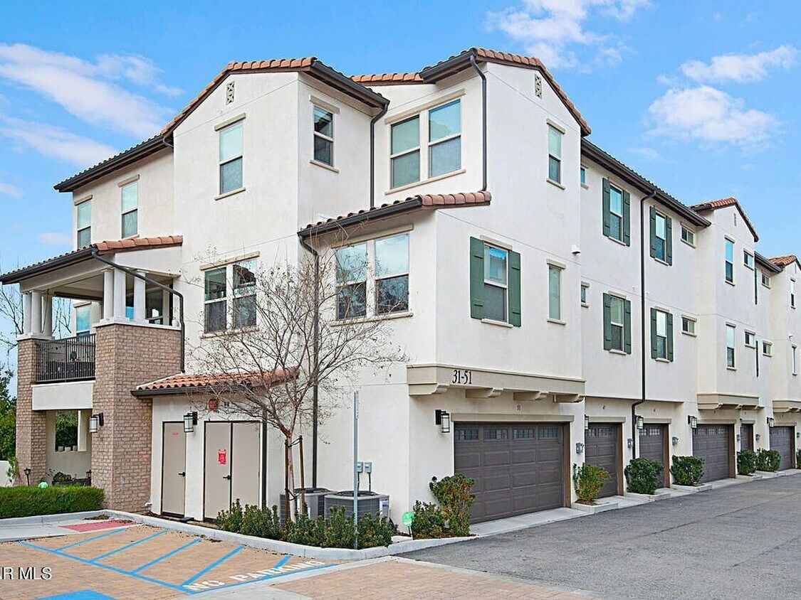 Foto principal - Luxury Townhome in Thousand Oaks - 3 Bedro...