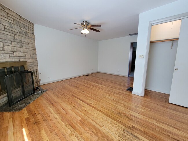 Building Photo - 1416 W Chase Ave