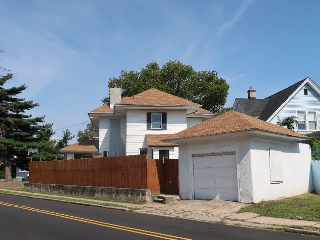 Building Photo - 1286 Oakwood Ave