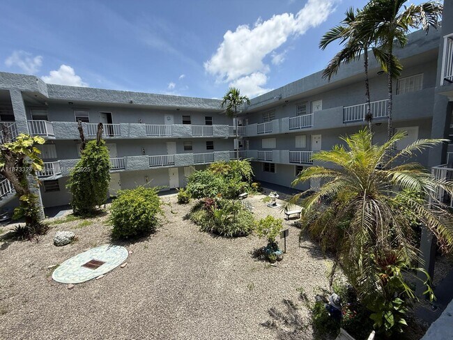 Foto del edificio - 1725 W 60th St