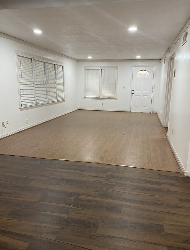 Photo - 310 S Sooner Rd House