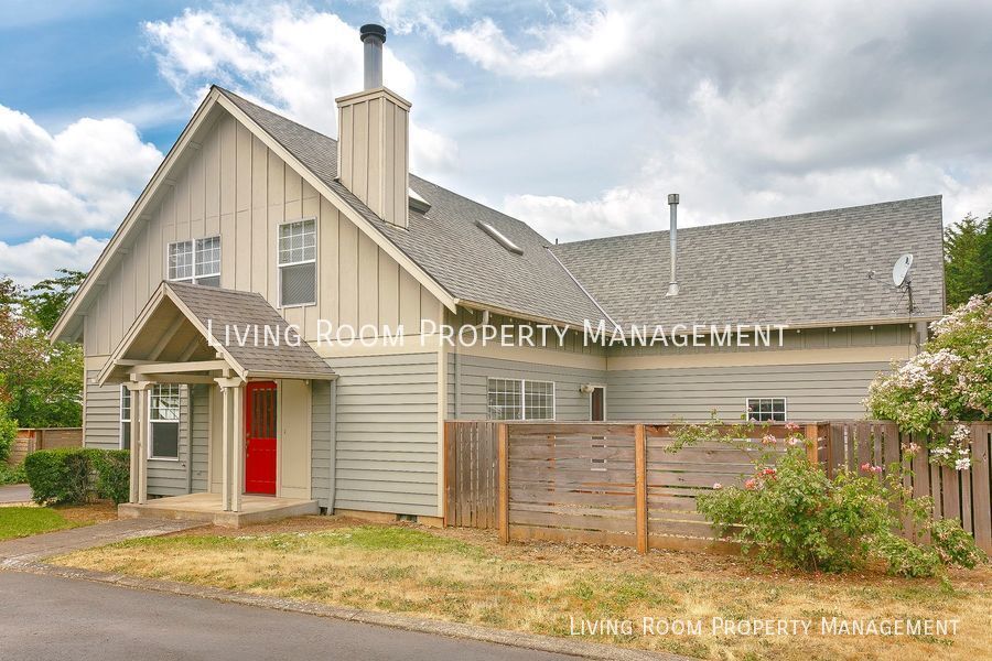 Primary Photo - Glendoveer custom built home within a secl...