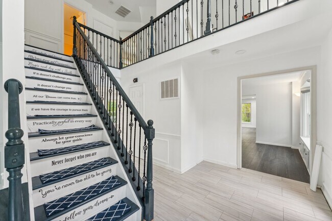 Building Photo - Charming 4 bedroom 3 bathroomSingle-Family...