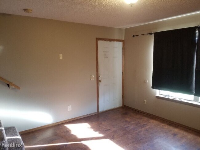 Foto del edificio - 2 br, 1.5 bath Townhome - 319 N. Madison