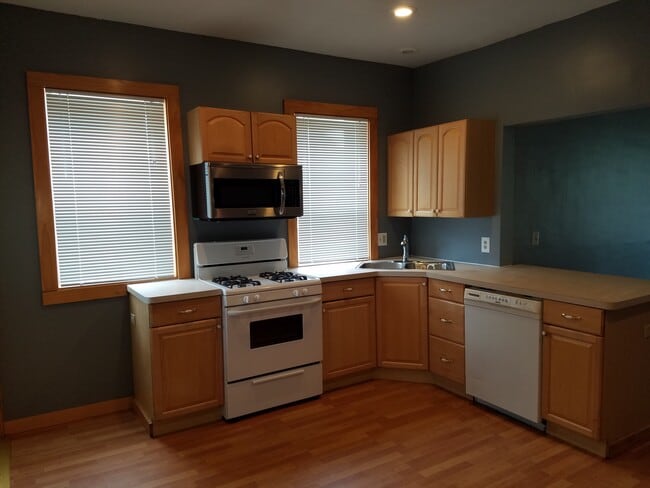 Building Photo - 113 E Spring St