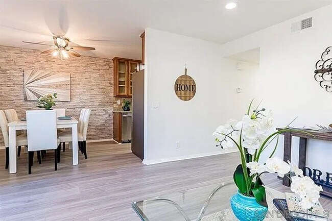 Foto del edificio - Pristine condo in the charming and quaint community of Lakeshore Villas 2/2 Pets OK With Owner Ap...