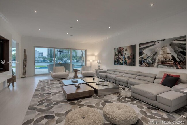 Foto del edificio - 5529 Pine Tree Dr