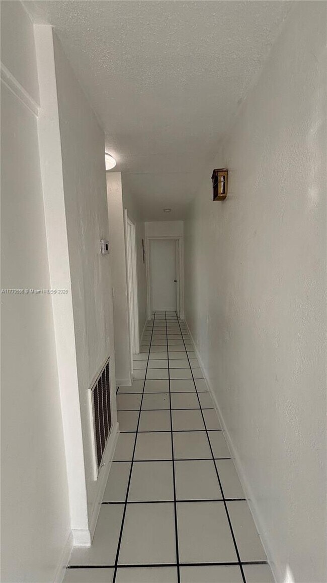 Building Photo - 2 bedroom in Hallandale FL 33009
