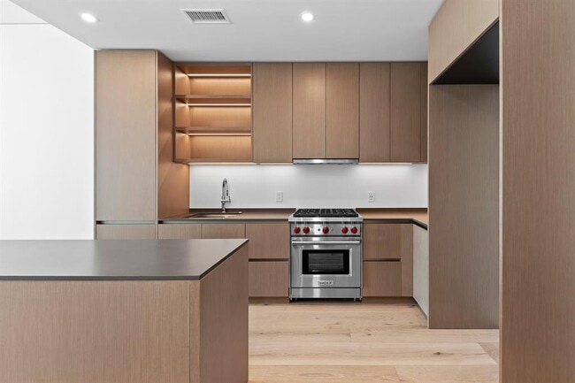 Building Photo - 610 Davis St