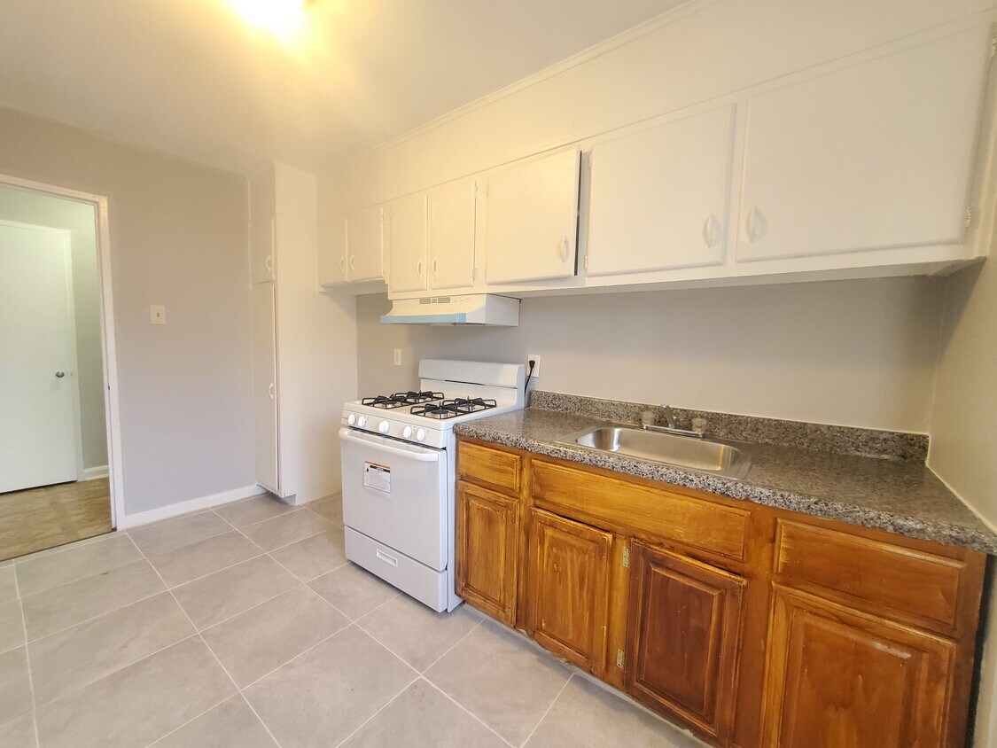 Primary Photo - 702 Sanford Ave