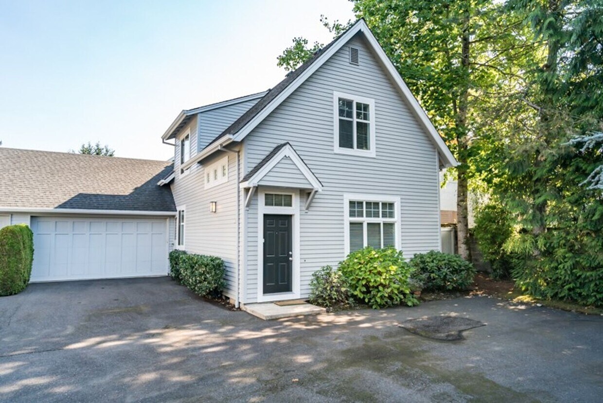 Foto principal - Beautiful & Peaceful Lake Oswego Townhome