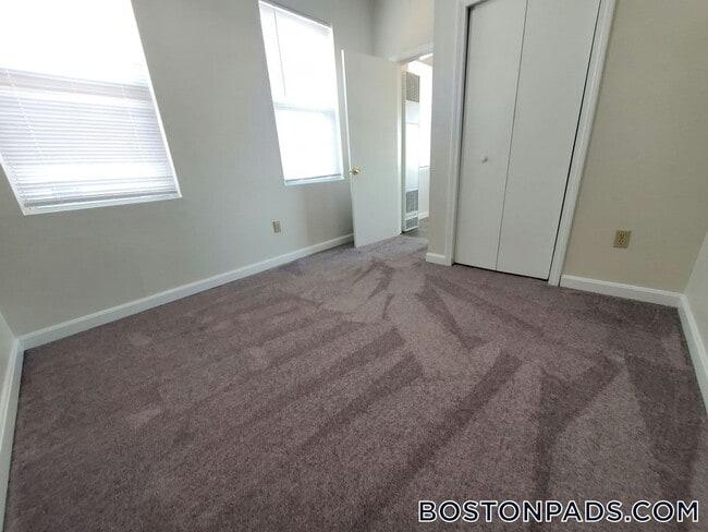 Building Photo - 543 Middle St