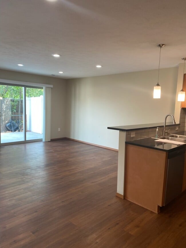 Building Photo - 611 S Chronicle Ln