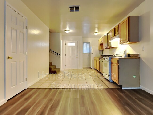 Building Photo - 1112 Evelyn Ln