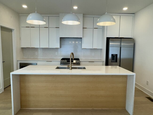 Building Photo - 904 Cahal Ave