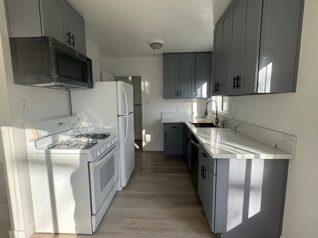 Building Photo - 3740 S Bentley Ave