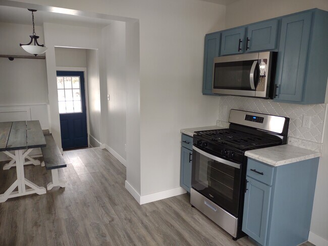 Brand new Whirlpool kitchen appliances - 1098 W Broadway Ave