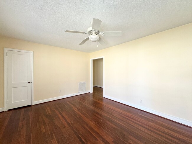 Building Photo - Kirkwood 2 BR