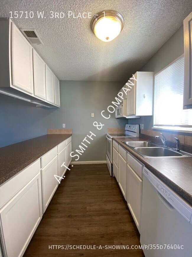 Building Photo - Located In Golden! Updated & Spacious Two ...